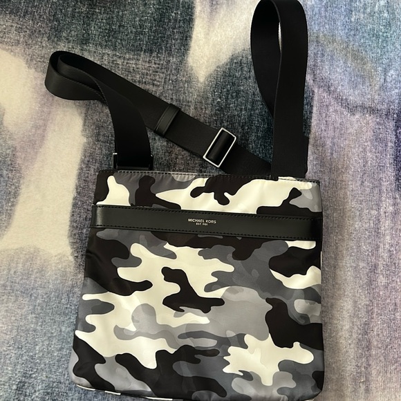 MICHAEL KORS CAMO Crossbody - Picture 1 of 11
